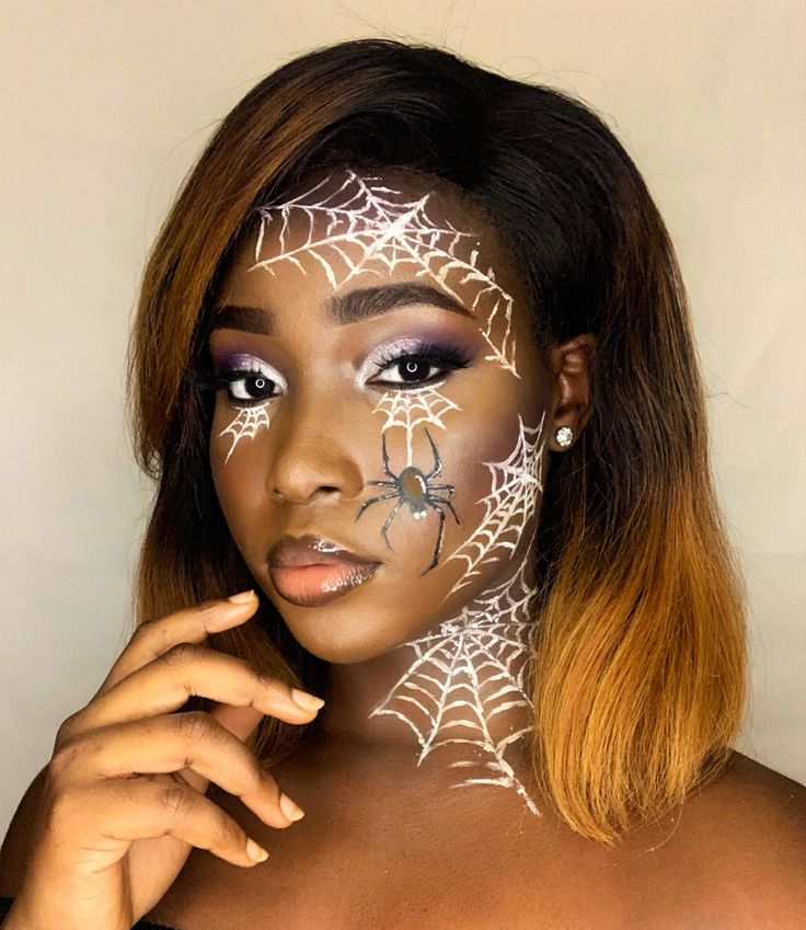 Spider Web Eye Makeup Easy, Spider Web Makeup Halloween, Spiderweb Makeup Halloween, Spiderman Halloween Makeup, Spider Make Up, Spider Web Face Paint, Halloween Makeup Spider Web, Cobweb Eyeliner, Cobweb Makeup