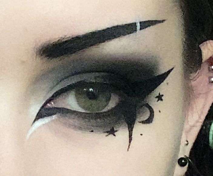 Doll Eyeliner Alt, Goth Cat Makeup, Smoky Goth Makeup, Easy Witchy Makeup Looks, Soft Goth Eye Makeup, Witch Glam Makeup, Goth Skull Makeup, Goth Eyeliner For Hooded Eyes, Blue Trad Goth Makeup