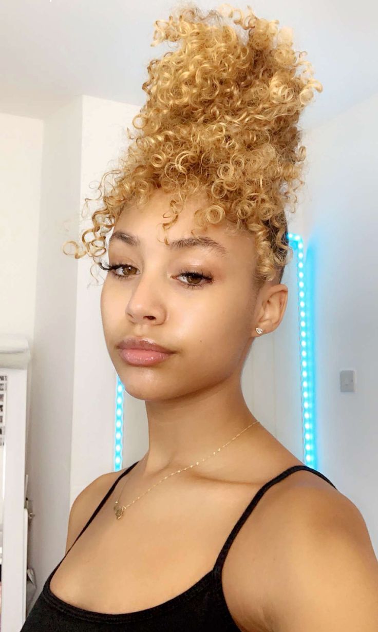 𝒑𝒊𝒏𝒕𝒆𝒓𝒆𝒔𝒕 : @shawtypr  Golden Blonde Natural Hair Black Women, Curly Blonde Hair Black Women, Dyeing Natural Hair, Golden Blonde Hair Black Women, Honey Blonde Hair On Black Women Natural, Dye Natural Hair, Natural Hair Blonde, Yellow Blonde Hair, Blonde Natural Hair