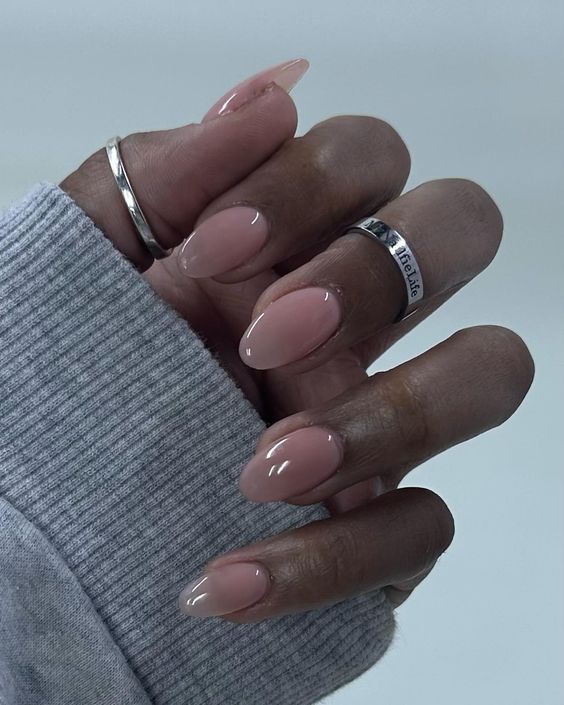 Short Oval Shaped Nails Designs, Short Almond Nail Ideas Natural, Round Nails Medium Length, Elegant Almond Nails Classy Short, Round Nail Inspiration, Short Round Acrylic Nails Spring, Oval Shaped Nails Short, Classy Round Nails, Short Nail Designs Almond Shape