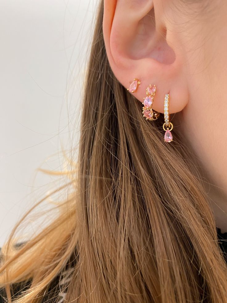 Pink earparty Piercing Inspo Ear Minimalist, 2 Ear Piercings Ideas Simple, 4 Lobe Piercings, 3 Lobe Piercings Ideas, Third Ear Piercing, Minimalist Ear Piercings, Pink Gold Jewelry, Cool Ear Piercings, Preppy Jewelry