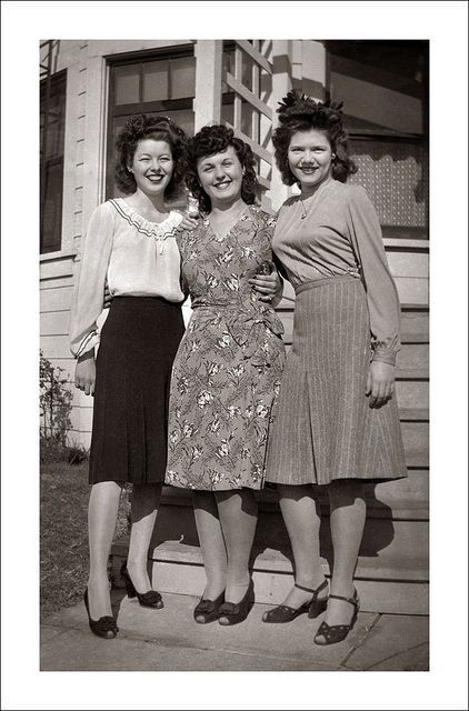 1940s vintage photo of 3 stylish women in summer fashions/ 1940s fashion #1940s #1940sfashion #vintagephotography #snaphot #summerfashion 1940s Aesthetic, 1940s Clothing, 40s Mode, Wwii Fashion, Wwii Women, 1940s Fashion Women, Vintage Hairstyle, 1940s Photos, 1940s Women