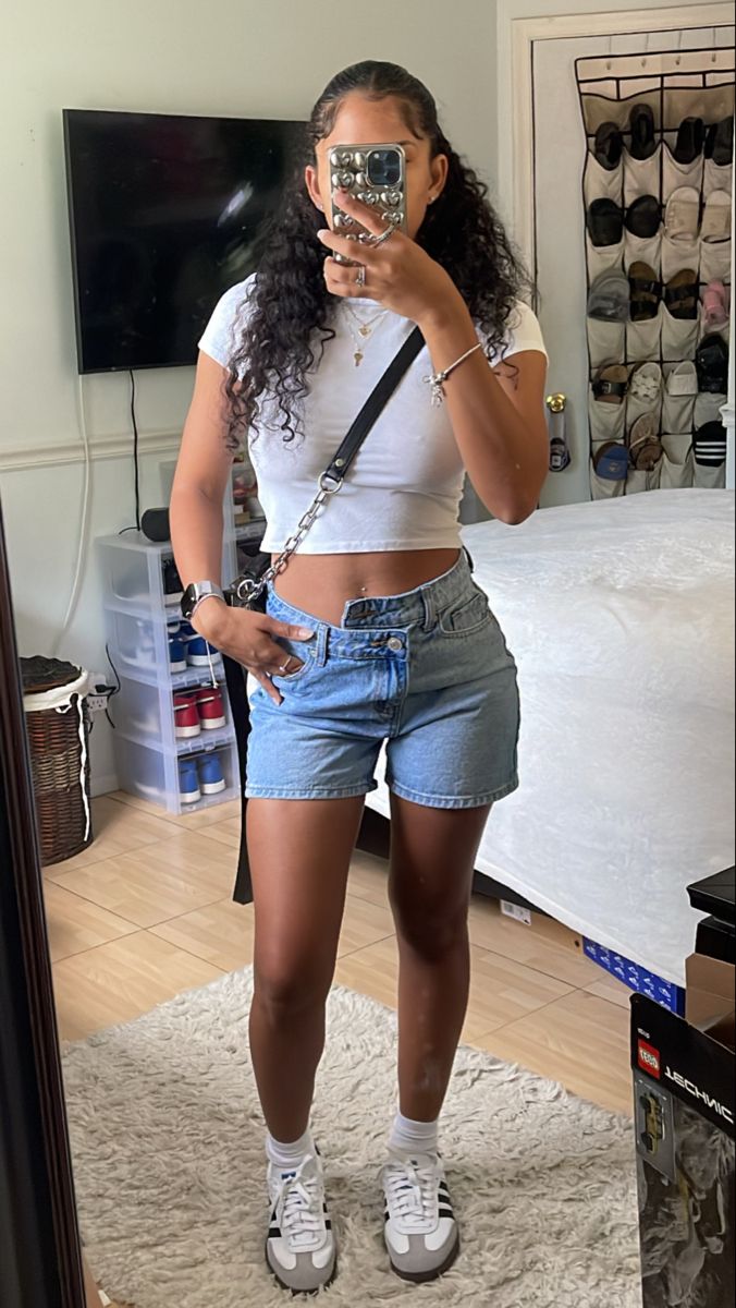 #samba #outfitideas #outfits #streetwear #streetwearstyle #adidas #sambas Simple Outfits Black Women Summer, Jorts With Samabas, Outfit Inspo Amusement Park, Addias Outfits Black Women, Green And White Sambas Outfit, Samba Inspo Outfit, Outfit Ideas Samba Adidas, Adidas Samba Outfits Woman, Summer Outfits Sambas