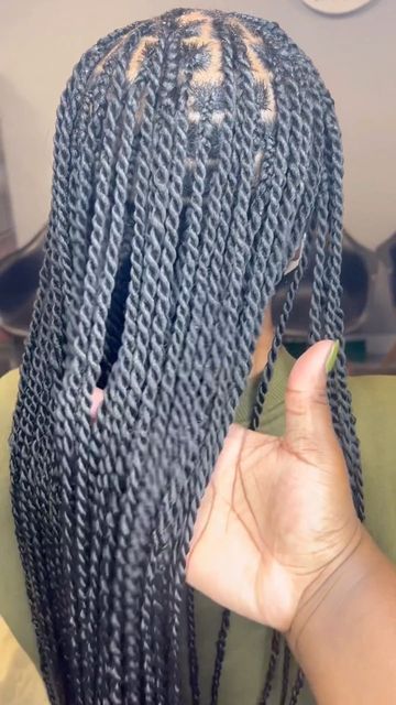 Small Twist Braids Hairstyles Senegalese, Long Senegalese Twist Medium, Black Singlese Twist, Rope Twist On Natural Hair, Single Lease Twist Braids, Senegalese Twist Braids Medium Length, Small Senegalese Twist Hairstyles, Knotless Twists Medium, Senegalese Twist Peekaboo