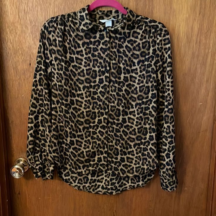 Gorgeous Lightweight But Not Sheer, Subtle Pleats Along Shoulders, Back Yoke Detail, Slight Hi Low Hem, Oversized Fit And So Classy And Looks Great With Necklaces (Available Soon!) Nwt Size Xs: Pit To Pit 19/20, Shoulder To Shoulder 17, Shoulder To Hem 20-23 Casual Leopard Print Blouse For Fall, Casual Leopard Print Blouse, Casual Brown Workwear Blouse, H&m Collared Blouse For Fall, H&m Brown Tops For Fall, Black Collared H&m Tops, H&m Black Collared Top, H&m Brown Long Sleeve Tops, Black Satin Blouse