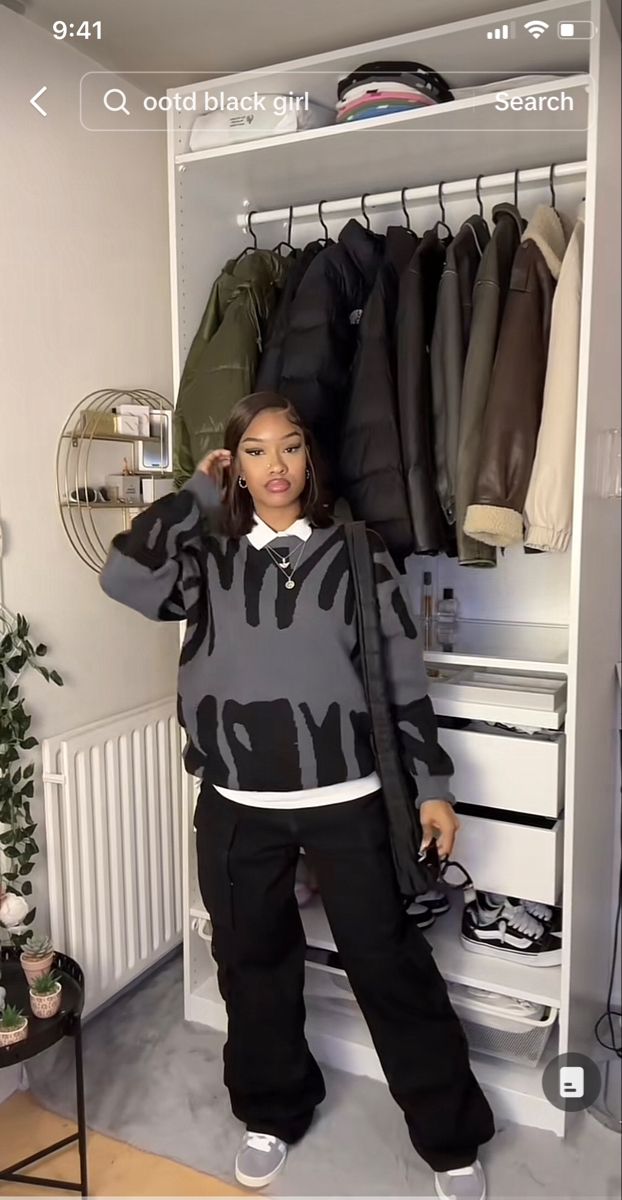 Streetwear Fashion Winter Women, Uk Black Girls Style Aesthetic, Hoodies Outfits Women, Cute Comfy Cold Weather Outfits, Button Up With Sweater Outfit, The Basics Wardrobe, Japan Ootd Winter Cute Outfits, Winter Street Wear Women, Family Event Outfit Casual