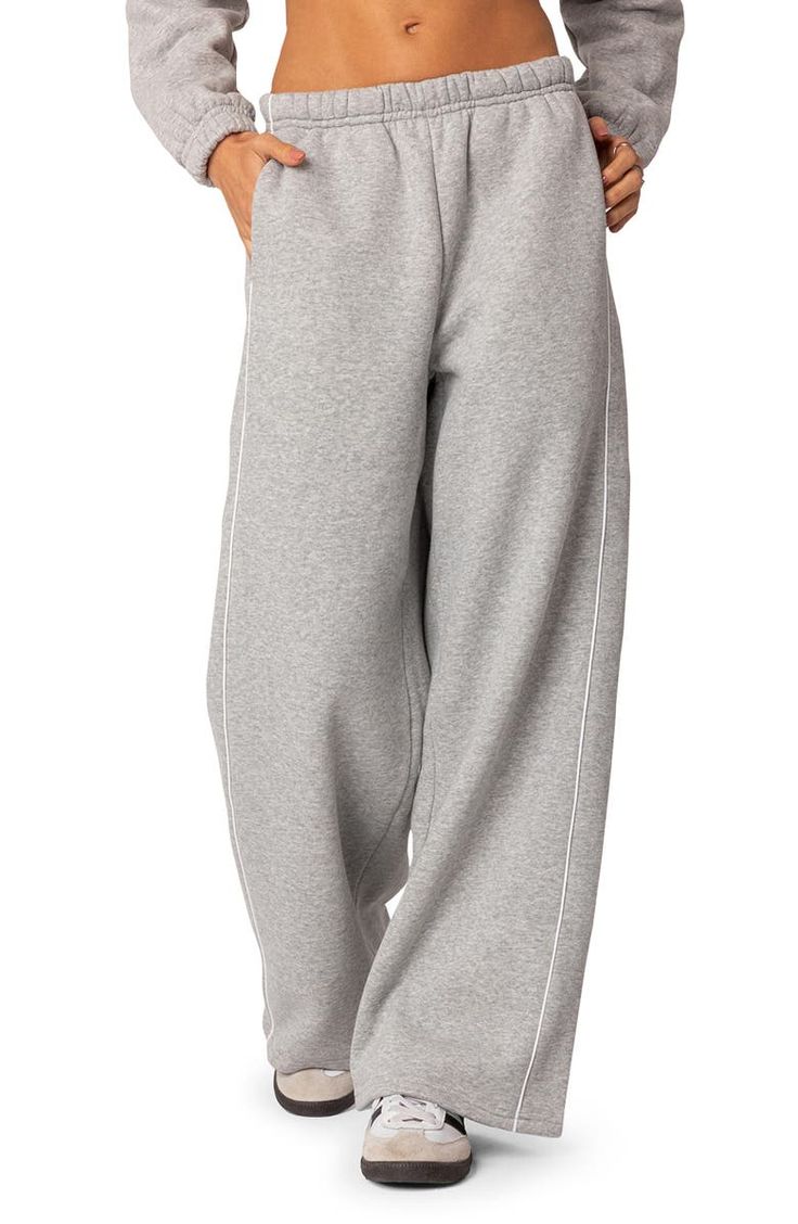 Fall Sweatpants, Low Waist Pants, Wide Leg Sweatpants, Sports Trousers, Grey Sweatpants, Foto Ideas Instagram, Leather Mini Skirts, White Trim, Fall Outfits Women