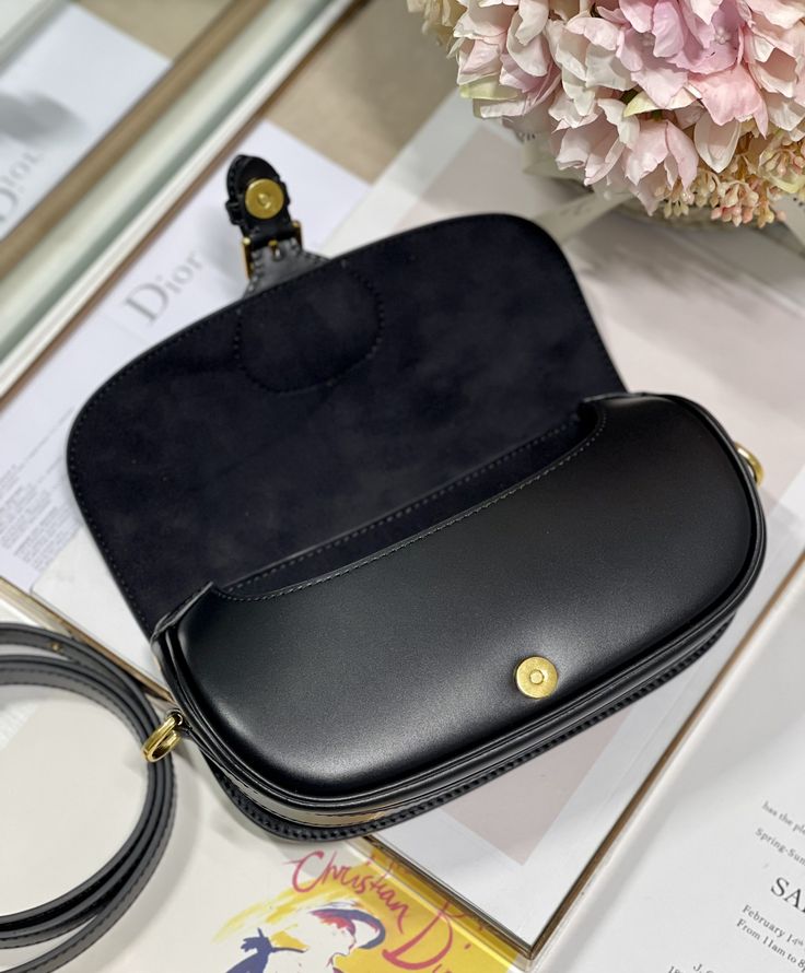 Bᴏ̆̈ʙ̆̈ʙ̆̈ʏ̆̈ The latest underarm bag of the Poppy series, a bag that looks a thousand times better than the picture in real life 🙋🏻‍♀️, exquisite and handsome, calfskin with excellent hand feeling, high-grade and wear-resistant, adjustable shoulder strap, and very large capacity But, two mobile phones are more than enough, the key is that it is too easy to wear clothes😘 size: 21*5*12cm Bobby East, Feeling High, Embroidered Handbag, Lv Purse, Lv Shoes, More Than Enough, Lv Handbags, Underarm Bag, Lv Belt