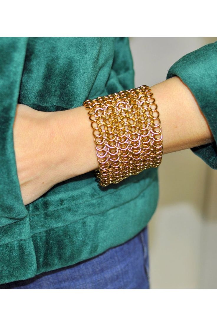 14k Venetian gold cuff bracelet in the style of Hermes  Its simplicity makes it incredibly chic and beautiful; this cuff is made of 5 rows-Venetian gold- Rollo mesh.  Its look is inspired by the dog collar by Hermes.      Click through to discover it!     #hermes #Cuffs #bracelet #bracelets #braceletsoftheday  #unusualjewelry  #goldjewelry #statementjewelry #mylittlevendome Simple Jewelry Set, Unusual Vintage Jewelry, Casual Outfit For Work, Casual Outfits Office, Jewelry Set Simple, Set Gold Jewelry, Gold Cuff Bracelets, Bracelet Hermes, Rose Texture