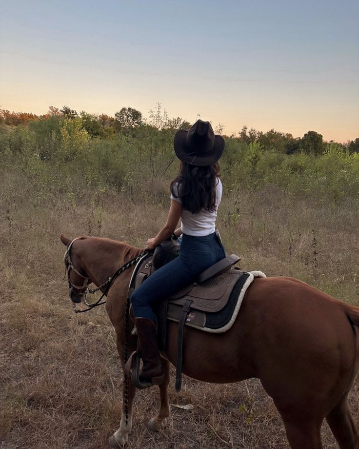 Coastal cowgirl, horse riding, country, cowgirl vibes Summer Hamilton, Country Girl Aesthetic, Horsey Life, Horse Riding Aesthetic, Foto Cowgirl, Horseback Riding Outfits, Equestrian Aesthetic, Looks Country, Western Life