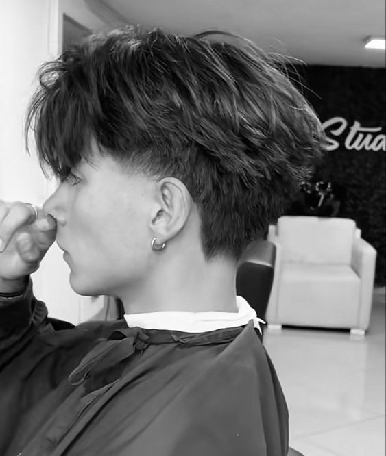 Fade Haircut Men's Straight Hair, Back Of Mens Hair, Alternative Mens Haircut, Hairstyles For Short Thick Straight Hair, Mid Fade Haircut Men Straight Hair, Windbreaker Haircut, Feminine Haircuts For Men, Asian Mod Haircut, Korean Mens Haircut