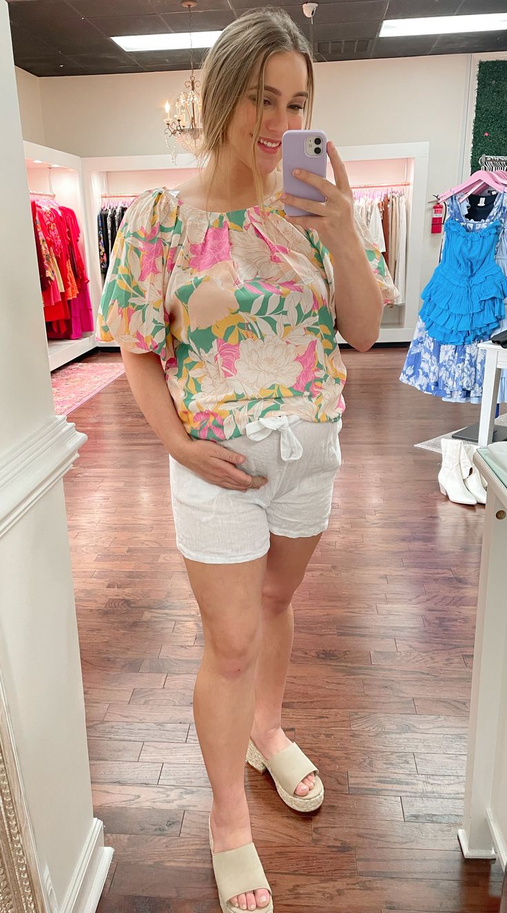 These bohemian linen shorts with pockets and a tie belt are officially the short of the summer! The material consists of 100% linen. Summer Blouse, Picnic In The Park, A Picnic, Summer Blouses, Beat The Heat, Woven Top, Fun Summer, Linen Shorts, Belt Tying