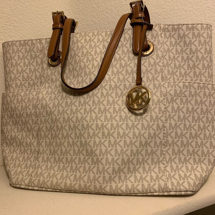 Nwt Large Bag Michael Kors Cream Bag For Shopping, Michael Kors Cream Bag, Michael Kors Beige Double Handle Shoulder Bag, Michael Kors Cream Bag For Daily Use, Michael Kors Beige Shopping Bag, Michael Kors Neutral Shopping Bag, Michael Kors Neutral Bag For Shopping, Michael Kors Beige On-the-go Bag, Michael Kors Beige Bag For On-the-go