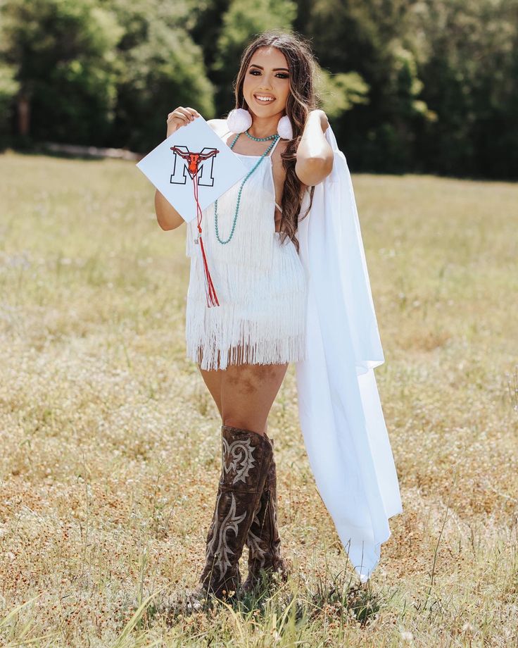 Photoshoot Fits, Graduation Pictures Outfits, Graduation Outfit College, High School Graduation Pictures, Cap And Gown Pictures, College Graduation Pictures Poses, Western Photoshoot, Grad Outfits, Casual Country Outfits