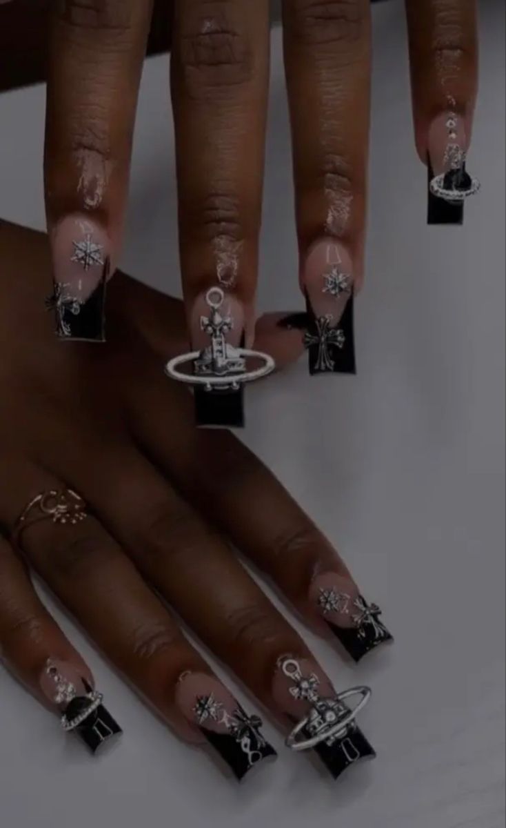 Chrome Heart Short Nails, Acrylic Nails Ideas With Charms, Birthday Nails With Charms, Y2k Birthday Nails, Black Chrome Heart Nails, Chrome Nails With Charms, Chrome Heart Nails Designs, Nail Inspo Charms, Black Nails With Charms