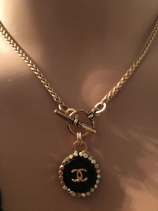 Coco Chanel | #CocoChanel | Facebook Black Gold Jewelry, Chanel Necklace, Button Necklace, Accesories Jewelry, Silver Jewelry Necklace, Chanel Jewelry, Necklace Black, Girly Jewelry, Jewelry Inspo