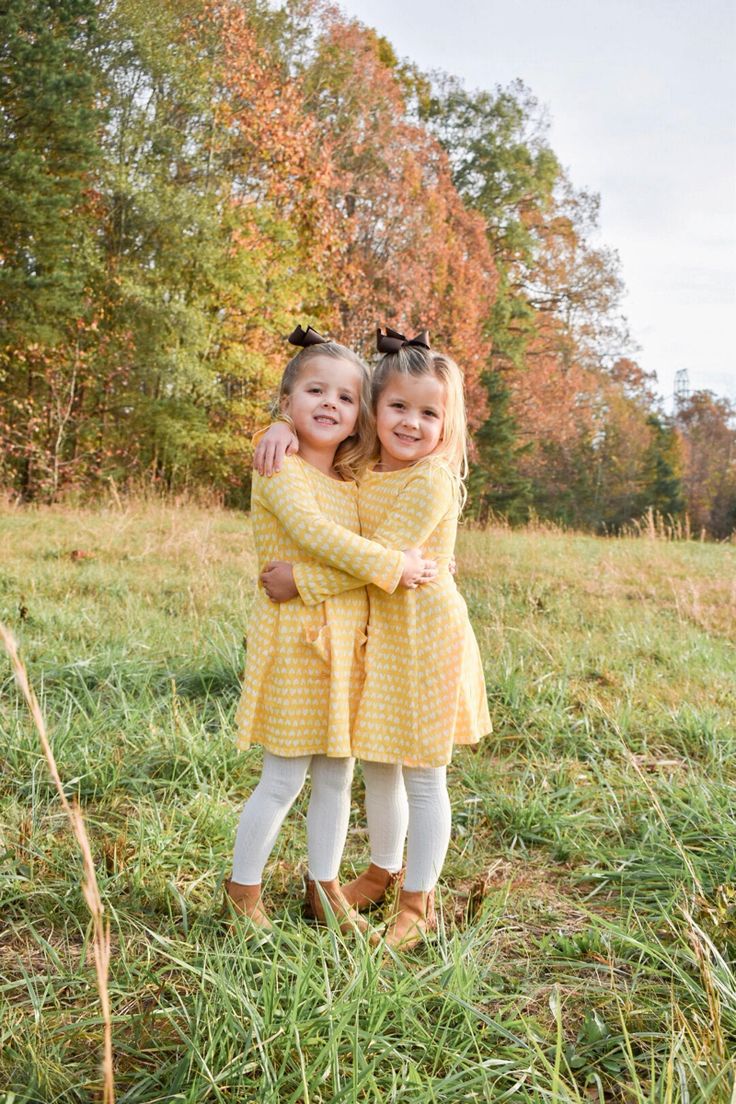 Twinning Photoshoot Ideas, Twinning Poses With Sister, Sister Fall Photoshoot Kids, Twin Photoshoot Ideas Sisters, Sisters Photo Poses, Sisters Photoshoot Poses Kids, Young Sisters Photoshoot, Little Sisters Photoshoot, Twin Photoshoot Sisters