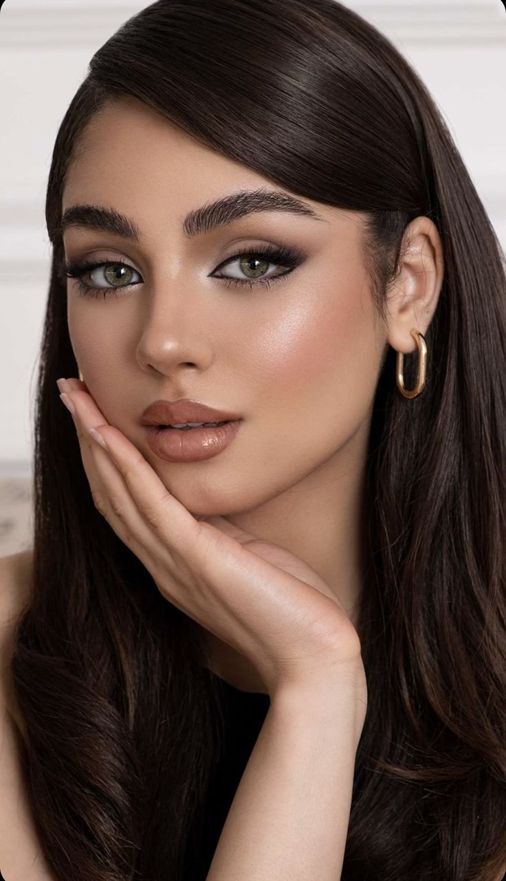 Perfect Nude Lipstick, Medium Long Haircuts, Eye Makeup Pictures, Simple Makeup Looks, Natural Wedding Makeup, Bold Makeup, Nude Makeup, Simple Nail Designs, Makeup Pictures