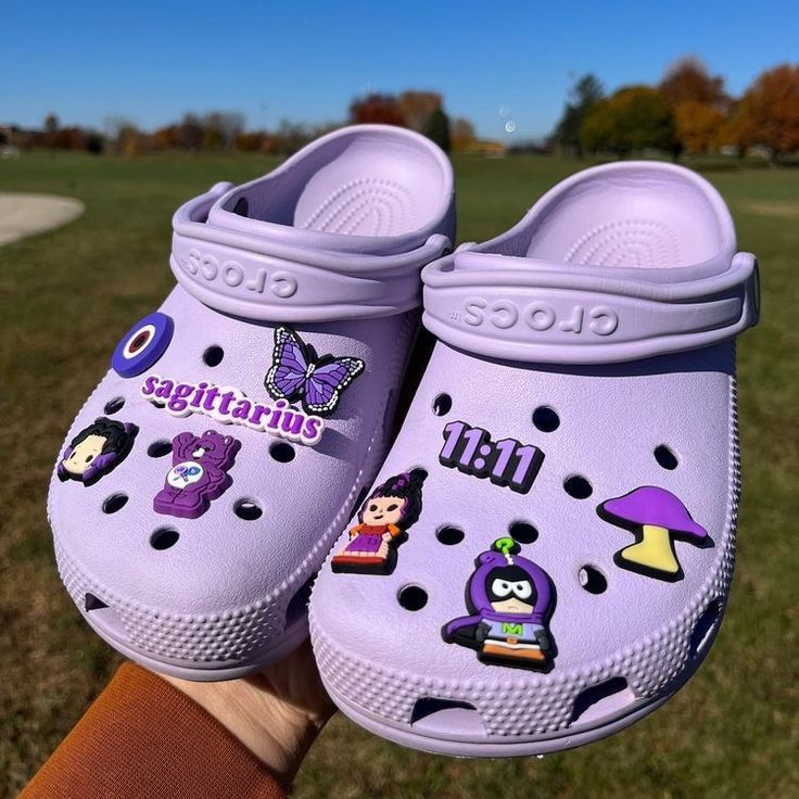 Follow for more 💜 Light Purple Crocs With Charms, Purple Crocs Aesthetic, Crocs Charms Aesthetic, Jibbitz Aesthetic, Cool Crocs, Croc Ideas, Crocs Aesthetic, Crocs With Charms, Purple Crocs