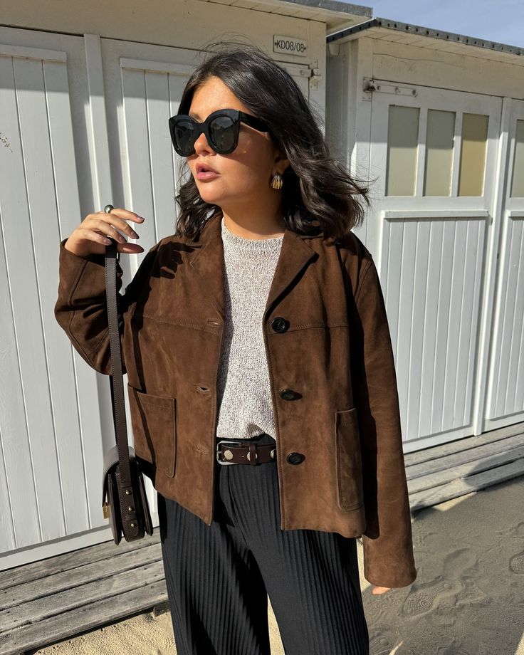 Suede jacket 🤎 Style Suede Jacket, Brown Suede Blazer Outfit, Camel Suede Jacket Outfits, Cropped Suede Jacket Outfit, Black Suede Jacket Outfit, Suede Aesthetic, Vintage Leather Jacket Outfits, Green Suede Jacket Outfit, Brown Suede Button Up Shirt Outfit