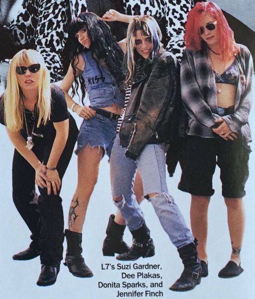 L7 one of my favorite pictures of all time perfectly sums up everything perfect. Fotografia Grunge, Chaotic Aesthetic, Riot Grrl, Moda Grunge, Goth Outfit, Tokyo Street Fashion, Style Indie, Grunge Band, 90s Fashion Grunge