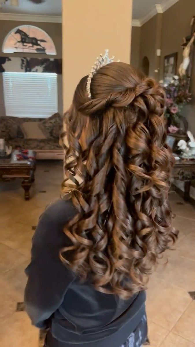 Quince Hair, Sweet 16 Hairstyles, Quince Stuff, Hairstyles With Crown, Quinceanera Planning, Quinceañera Ideas, Quince Hairstyles With Crown, Quinceanera Hairstyles, Quince Hairstyles