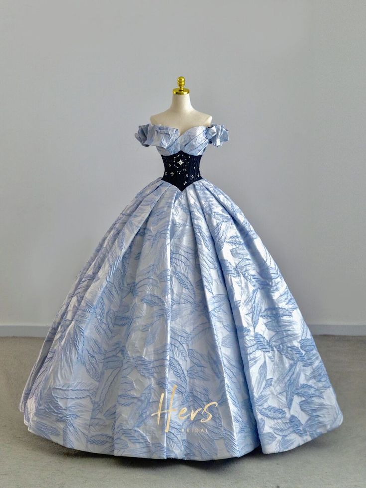 Blue Ball Gowns Princesses, Bridgerton Ball Gowns, Royal Dresses Aesthetic, Princess Gown Royalty, Royal Dresses Princesses, Royal Outfits Princesses, Belles Dress, Pretty Gowns, Royal Gowns