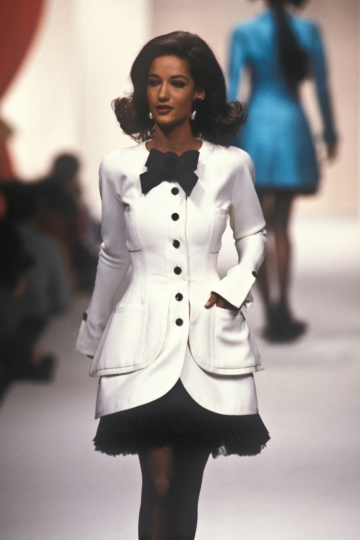 Beauty And Fashion 90s Runway Fashion, Runway Fashion Couture, Runway Outfits, Chanel Couture, Chanel Haute Couture, 1990s Fashion, 90s Fashion Outfits, Chanel Fashion, Couture Fashion