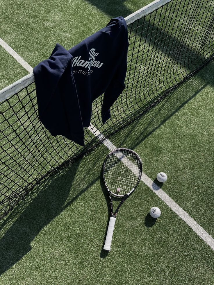 Darkblue Sweatshirt on Tennis Court Mode Tennis, Country Club Aesthetic, Tennis Wallpaper, Tennis Photoshoot, Freetime Activities, Jordan Baker, Tennis Aesthetic, Tennis Life, Clubbing Aesthetic