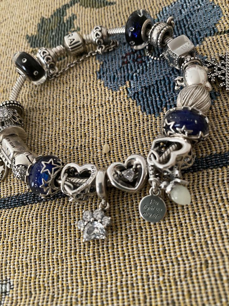 Pandora Bracelet Charms Ideas, Pandora Bracelet Designs, Pandora Jewelry Charms, Wrist Jewelry, Jewelry Tattoo, Jewelry Accessories Ideas, Pandora Bracelet Charms, Pandora Charm, Jewelry Essentials