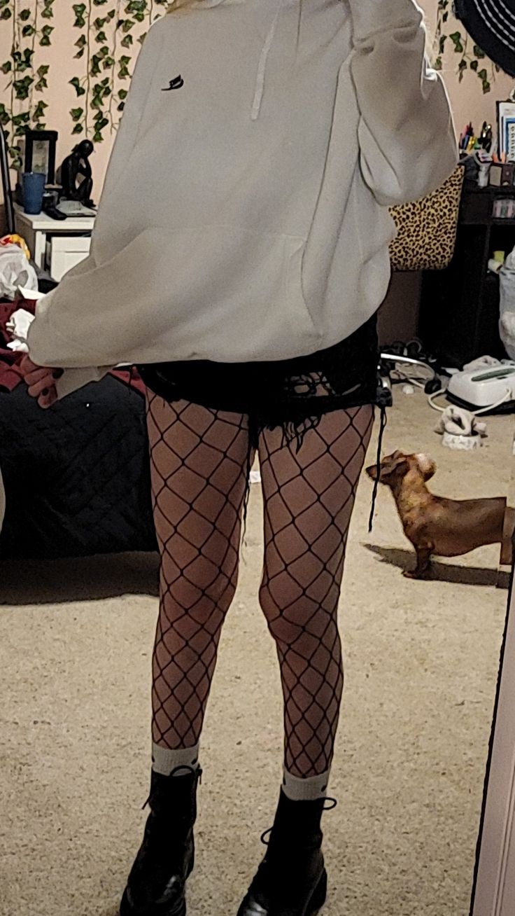 Fishnets Shorts Outfit, Shameless Clothes, Fishnets With Shorts, Ripped Jeans With Fishnets, Fishnet Stockings Outfit, Chubby Girl Outfits, Black Top Outfit, Fishnet Outfit, Fishnet Socks