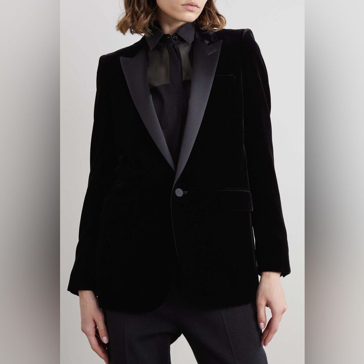 Saint Laurent's Anthony Vaccarello Channels The Mood Of '80s Paris With This Blazer. Made From Green Velvet, It's Tailored For A Slim Fit And Has Sharp Satin Peak Lapels And Padded Shoulders. Style Yours With A Leather Mini Skirt And Heels. Fits True To Size, Take Your Normal Size Take The Next Size Up If You Wish To Achieve A More Comfortable Fit Designed For A Relaxed Fit Internal Shoulder Pads Slim Fitting Sleeves Mid-Weight, Non-Stretchy Fabric Model Is 177cm/ 5'10" And Is Wearing A Fr 36 Salem Vacation, Velvet Blazer Outfit, Lady Lawyer, Edgy Minimalist, Black Top Outfit, Black Velvet Blazer, Velvet Clothes, Wearing All Black, Anthony Vaccarello