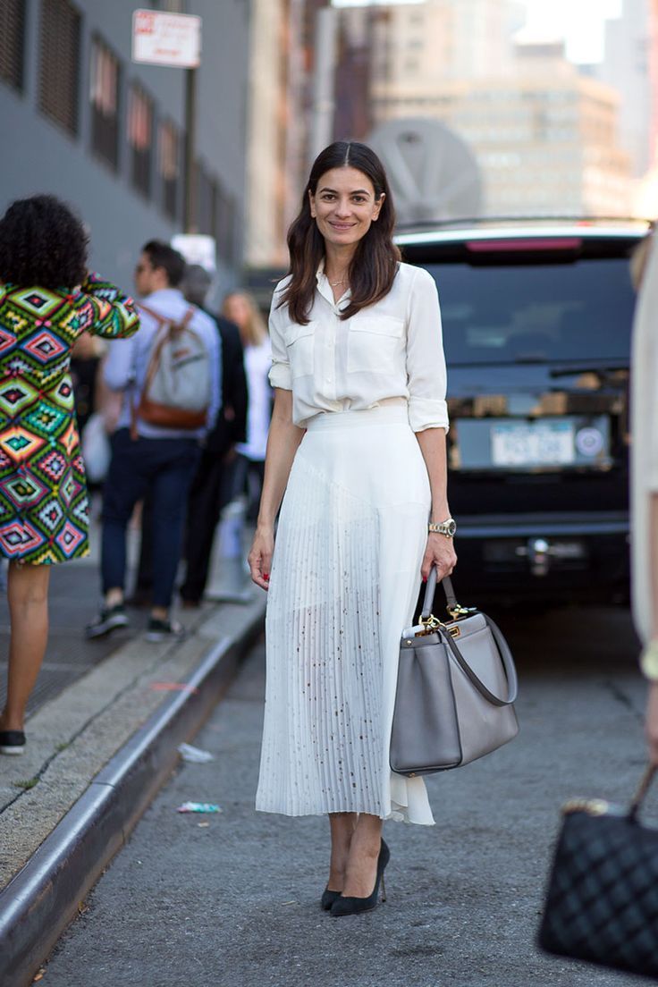 Leila Yavari, Kemeja Denim, Rok Midi, White Skirt Outfits, Outfit Elegantes, Pleated Skirt Outfit, Style Désinvolte Chic, White Pleated Skirt, Midi Skirt Outfit