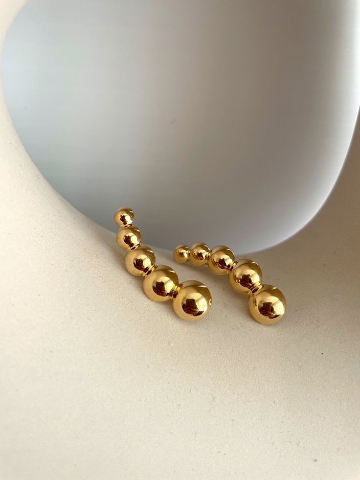 • rempli d'or
 • des boucles d'oreilles Gold Filled Earrings, Elegant Earrings, Elevate Your Style, Your Style, Gold Filled, Dots, Gold, Design, Art