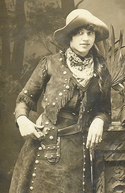 Outlaw Women, Old West Photos, Cowgirl Photo, Into The West, Wilde Westen, Cowboy Girl, Cowboys And Indians, Western Women, Vintage Cowgirl