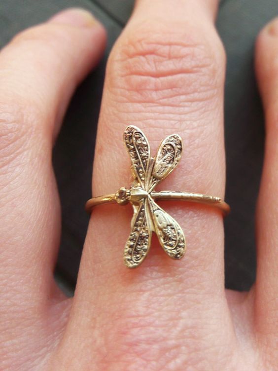 Art Nouveau Tattoo, Tattoo Unique, Nouveau Tattoo, Dragonfly Ring, Flower Rings, Different Art, Romantic Rings, Dragonfly Jewelry, Band Art