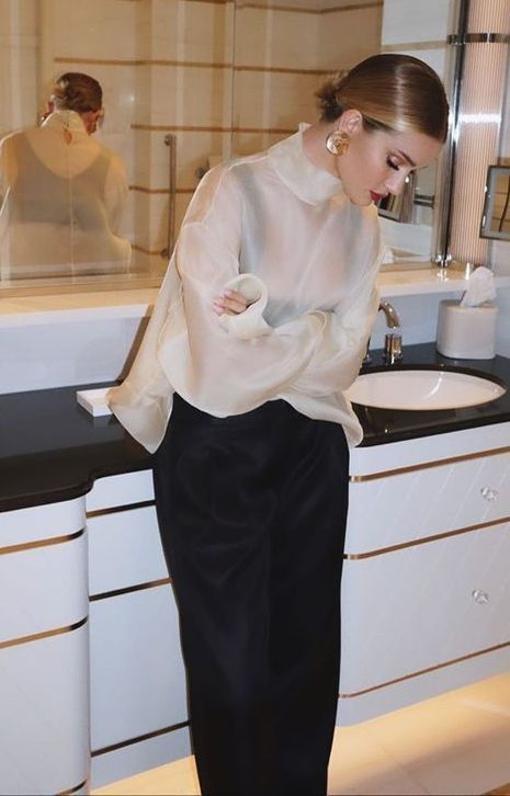 Silk Shirt Outfit Aesthetic, Spring Rehearsal Dinner Outfit Bride, Styled Button Ups, Zara Organza Top Outfit, Cool Classic Style Outfit, Fall Bride Rehearsal Dinner Outfit, Elegant Street Style Summer, Elegant Summer Outfits Women 30s, White Outfit Red Lips