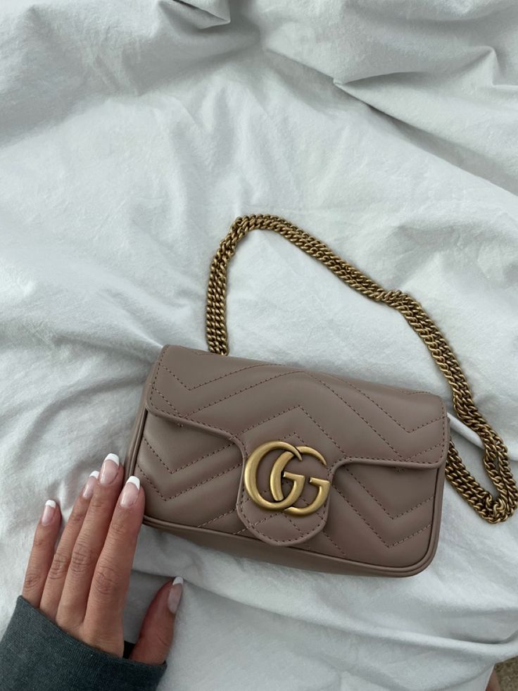 Mini Gucci Bag Outfit, Small Designer Handbags, Gucci Bags Aesthetic, Gucci Mini Marmont Outfit, Marmont Gucci Bag, Gucci Marmont Bag Outfit, Gucci Small Bag, Gucci Super Mini Marmont, Gucci Mini Marmont