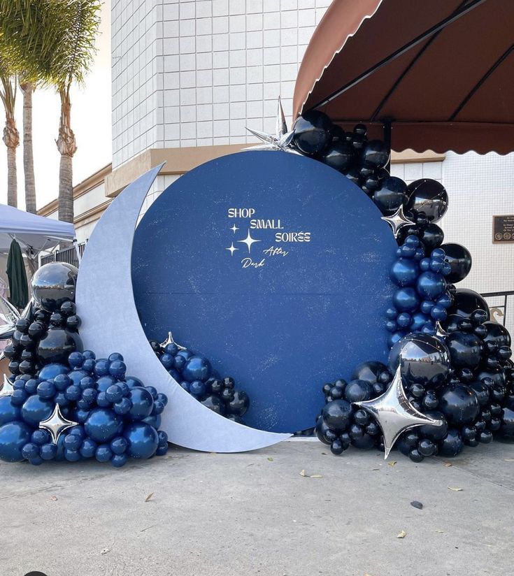 balloons are arranged in the shape of an moon and stars