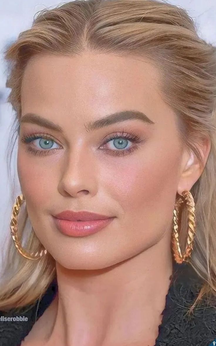 Margot Robbie Margot Robbie Makeup, Margot Robbie Style, Look Kylie Jenner, Barbie Makeup, Blue Makeup, Bridal Hair And Makeup, Blue Eye Makeup, Celebrity Makeup, Wedding Hair And Makeup