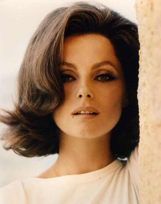 1960s Makeup, Virna Lisi, 1960s Hair, 60s Hair, Italian Beauty, Italian Actress, Rita Hayworth, Retro Hairstyles, Look Vintage