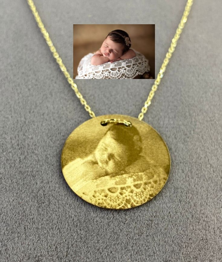 "14K Gold Custom Photo Engraved Necklace- Personalized Picture Pendant -Baby, Pet, Family Photo Memorial Necklace -Birthday Gift for Grandmother& Mother. MATERIAL SPECIFICATIONS Stock Code: Z098937 Metal: 14K Gold Color: Yellow gold, Rose gold, White gold. THE WEIGHT OF OUR PRODUCTS MAY VARY + - 10% GR The products will be securely shipped in special gift boxes, free of charge. Our handmade jewelry is crafted by our experienced team of jewelry makers with an eye for detail and perfection. FOR OU Customizable Pendant Jewelry For Keepsake, Gold Custom Necklace With Birthstone For Gift, Vintage Necklace With Engraving Option As Gift, Customizable Vintage Gold Necklace, Personalized Yellow Gold Necklace For Keepsake, Mother's Day Laser Engraved Nameplate Jewelry, Handmade Gold Keepsake Necklace, Handmade Yellow Gold Keepsake Jewelry, Handmade Gold Jewelry For Birthdays