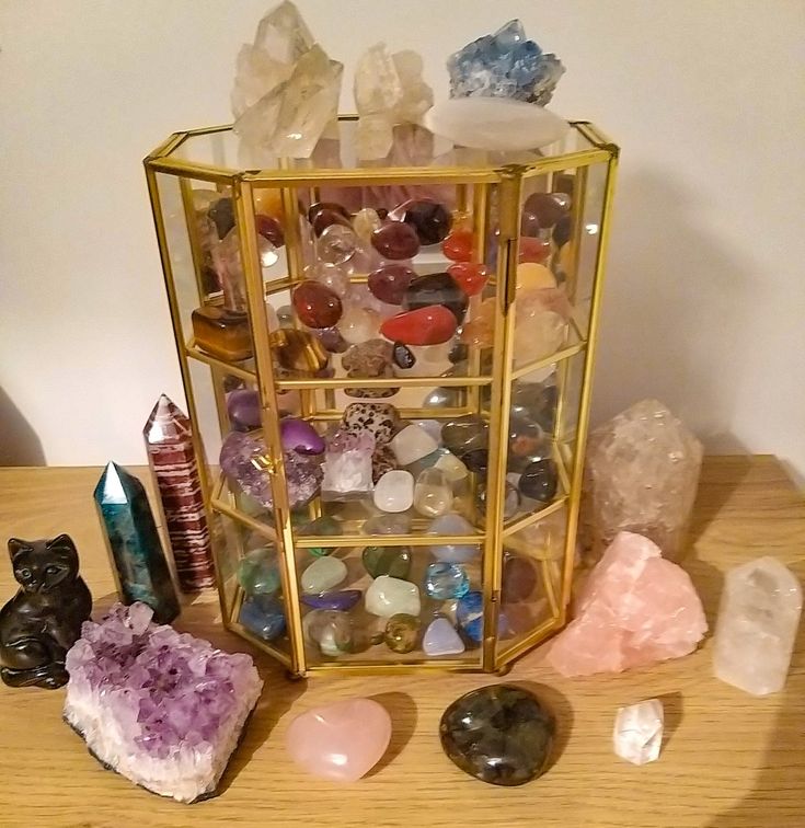 A mini curio cabinet which was gifted to me is perfect for displaying my crystal collection. Crystals Display Decor, Crystals Collection Display, Displaying Crystals And Stones, Display For Crystals, Curio Display Ideas, Crystal Display Cabinet, Crystal Cabinet, Crystal Set Up Ideas, Crystal Storage Display