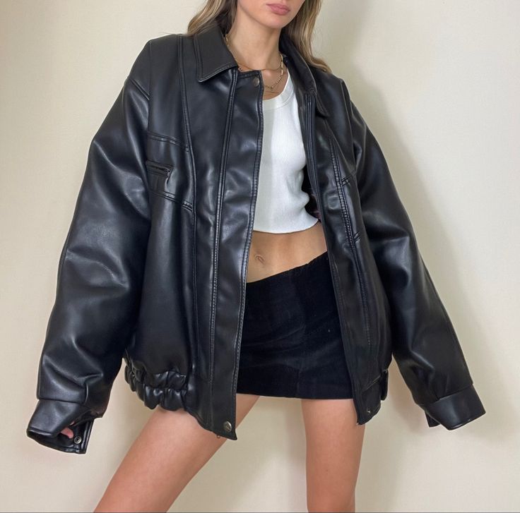 Aumtumn outfit ideas aesthetic hailey bieber bella hadid matilda djerf fashion Biker Jacket Outfit Aesthetic, Baggy Leather Jacket Outfit, Oversize Leather Jacket Outfits, Biker Jacket Aesthetic, Baggy Leather Jacket, Matilda Djerf Fashion, Oversized Black Biker Jacket, Leather Jacket Outfit Aesthetic, Leather Jacket Outfit Hailey Bieber