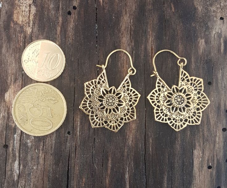 Tribal geometric gipsy mandala hoop earrings dainty made of brass. SIZE: 40 mm x 30 mm. YOU CAN FIND THIS MODEL SILVER PLATED IN: https://www.etsy.com/es/listing/615157406/pendientes-tribales-plata-geometric?ref=shop_home_active_3&frs=1 YOU CAN FIND SOME SIMILAR MODELS IN: https://www.etsy.com/es/listing/483419991/pendientes-tribal-espiral-brass-earrings?ref=shop_home_active_1&frs=1 https://www.etsy.com/es/listing/688602658/pendientes-grandes-gipsy-earrings-gold?ref=shop_home_active_5&am Bohemian Metal Flower Earrings, Bohemian Brass Hoop Earrings, Bohemian Metal Flower Earrings With Ear Wire, Bohemian Brass Drop Flower Earrings, Bohemian Brass Dangle Flower Earrings, Bohemian Bronze Earrings With Intricate Design, Bohemian Metal Flower Drop Earrings, Handmade Bohemian Brass Flower Earrings, Bohemian Metal Drop Flower Earrings