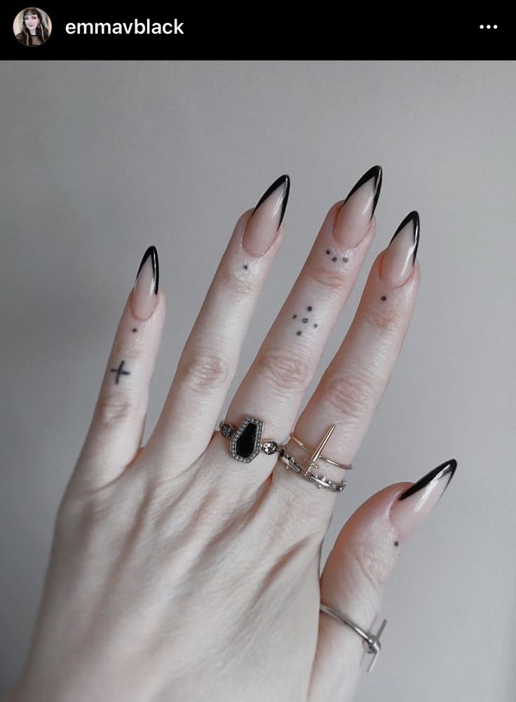 Gothic Minimalist Nails, Easy Witch Nails, Goth Engagement Nails, Minimal Goth Nails, Alt Nails Simple, Easy Goth Nail Art, Pretty Goth Nails, Witchy Wedding Nails, Elegant Goth Nails