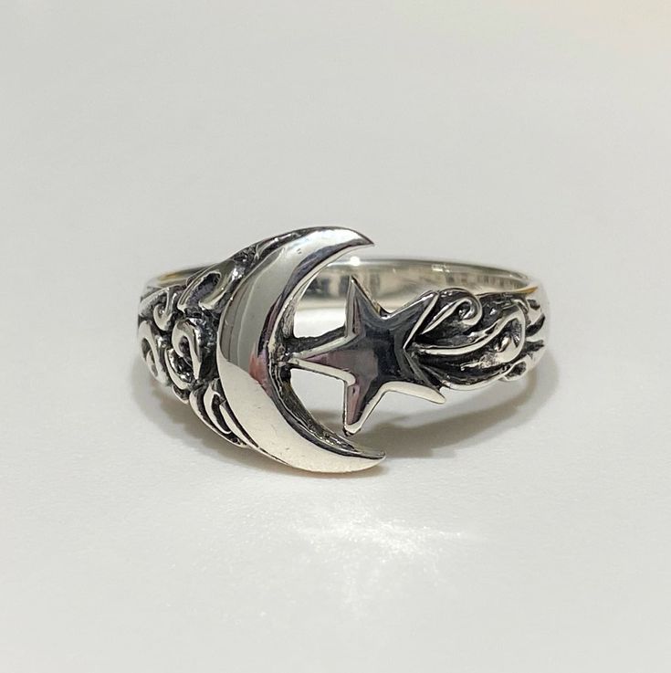 Sterling Silver Moon & Star Ring....Marked 925...Total of weights 3.3grams... Size 8...Measure of Face 11.3MM...It's in very good condition. Moon Rings Set, Boho Moon Rings, Hippie Ring Silver Dainty, Moony Rings, Moon Ring Holder, Dainty Silver Rings Grunge, Moon And Ring, Rings With Moon, Grunge Rings Silver