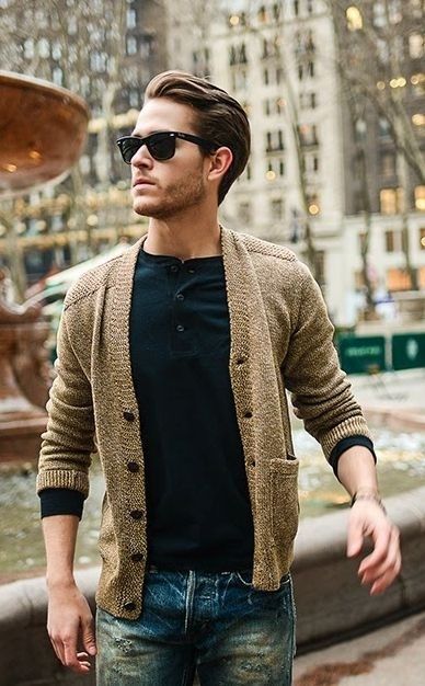 Cardigan and Henley shirt Cardigan Sleeves, Ray Ban Wayfarer, Dad Fashion, Mens Fashion Inspiration, Neue Outfits, Style Inspiration Winter, Sharp Dressed Man, Outfit Trends, Mens Winter Fashion