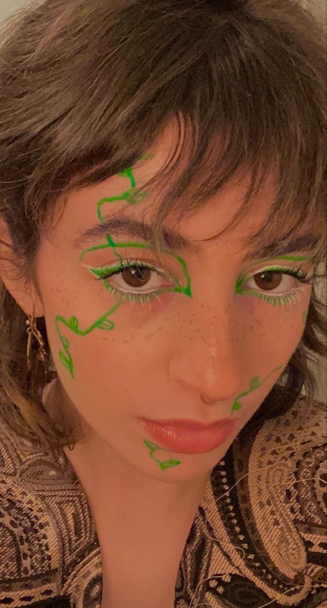 Plant Makeup Looks, Fairy Y2k Aesthetic, Forest Fairy Makeup, Forest Makeup, Strange Makeup, Makeup Halloween Costumes, Purim Costume, Tree Makeup, Green Face Paint