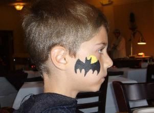 cheek+art | Batman Cheek Art | {Facepainting} | Pinterest ... Bat Face Paint, Batman Face Paint, Batman Makeup, Festival Face Paint, Halloween Face Painting, Cheek Art, Festival Face, Batman Kids, Face Painting Easy